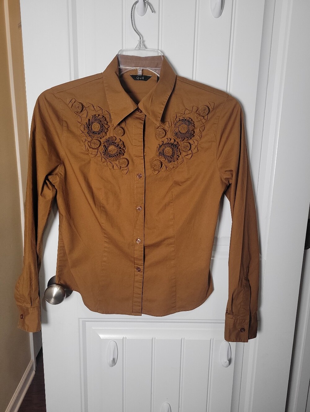 Cooper Brown long sleeve button down Women's shirt by QUE. Size 10